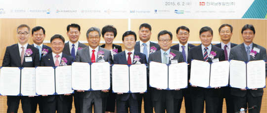 권순기 경상대 총장(앞줄 왼쪽 두번째부터), 허엽 한국남동발전 사장, 조규일 경남도 경제통상본부장 등이 '경남지역 경제 활성화 공동 추진을 위한 발전산업 육성지원 공동 협력 협약'을 맺고 기념촬영을 하고 있다.      한국남동발전 제공